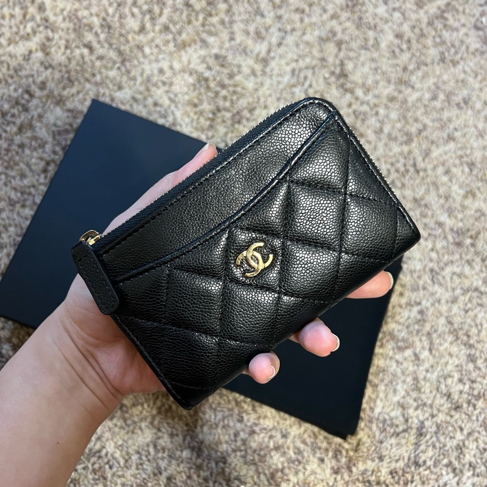 Authentic Chanel card holder caviar leather